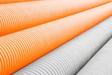 İnşaat turuncu ve siyah plastik borular