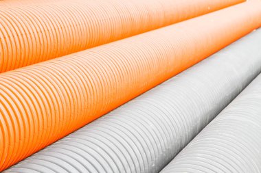 İnşaat turuncu ve siyah plastik borular