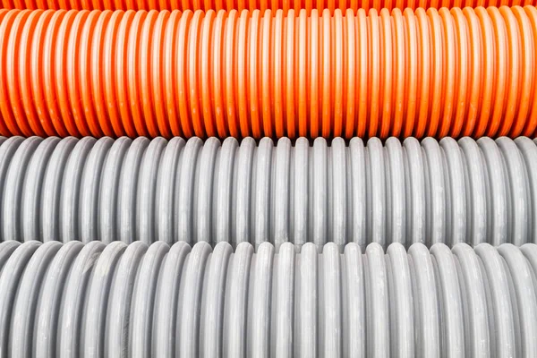 İnşaat turuncu ve siyah plastik borular