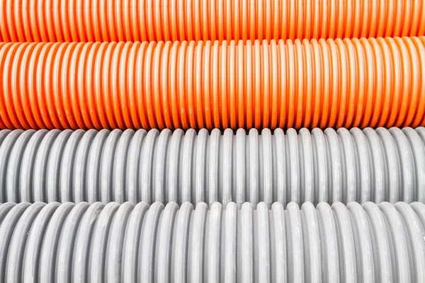 İnşaat turuncu ve siyah plastik borular