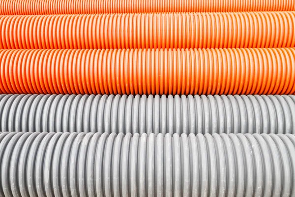 İnşaat turuncu ve siyah plastik borular