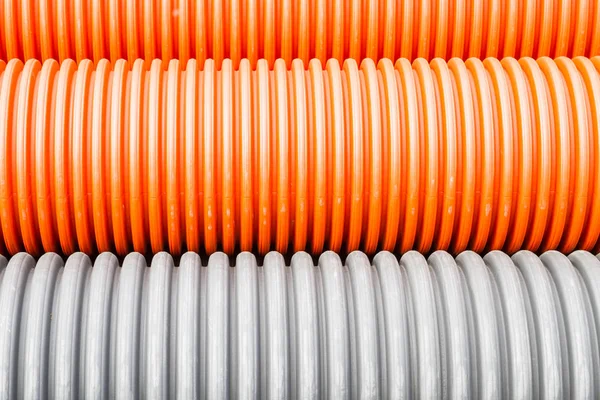 İnşaat turuncu ve siyah plastik borular