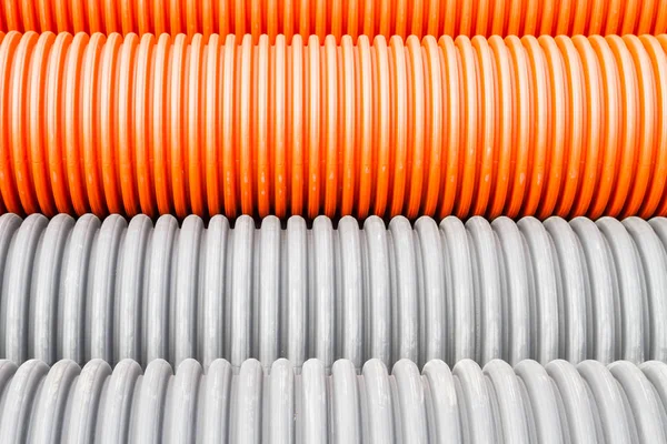 İnşaat turuncu ve siyah plastik borular