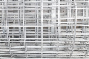 Kaynaklı tel kafes binanın temelinde galvanizli