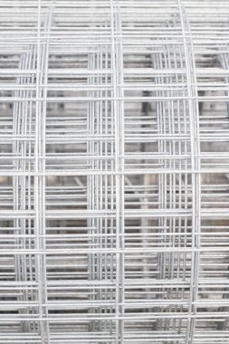 Kaynaklı tel kafes binanın temelinde galvanizli