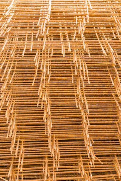 Mesh reinforcement on the sale on the basis of the building — Stock Photo, Image