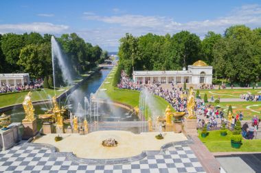 Peterhof pınarlarına yaz aylarında ünlü Park