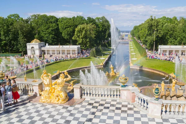 The famous Park of fountains in Peterhof in the summer — Stock Photo, Image