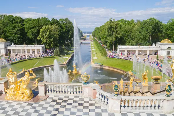The famous Park of fountains in Peterhof in the summer — Stock Photo, Image