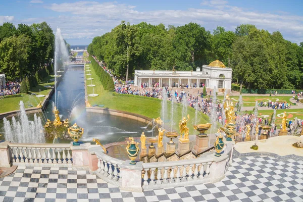 The famous Park of fountains in Peterhof in the summer — Stock Photo, Image