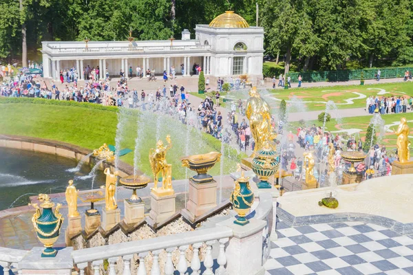 The famous Park of fountains in Peterhof in the summer — Stock Photo, Image