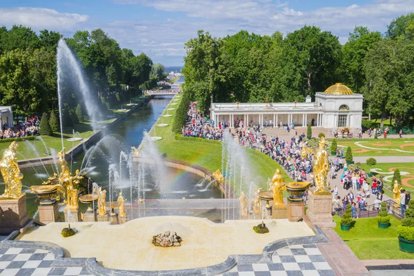 夏にはペテルゴフで噴水の有名な公園 — ストック写真