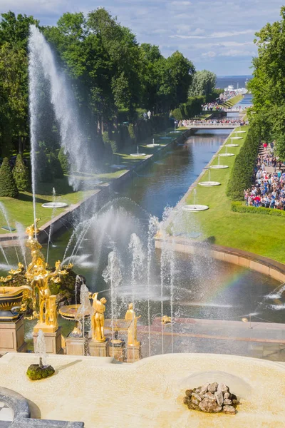 Peterhof pınarlarına yaz aylarında ünlü Park