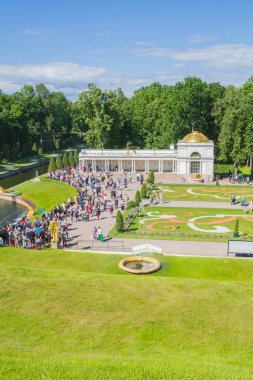 Peterhof pınarlarına yaz aylarında ünlü Park