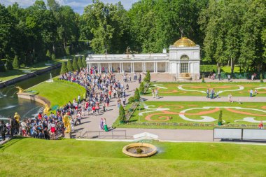 Peterhof pınarlarına yaz aylarında ünlü Park