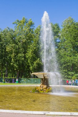 Peterhof pınarlarına yaz aylarında ünlü Park