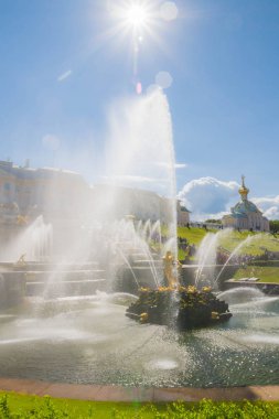 Peterhof pınarlarına yaz aylarında ünlü Park