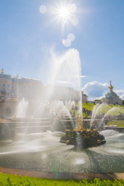 Peterhof pınarlarına yaz aylarında ünlü Park