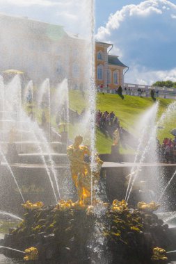 Peterhof pınarlarına yaz aylarında ünlü Park