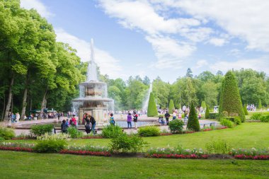 Peterhof pınarlarına yaz aylarında ünlü Park