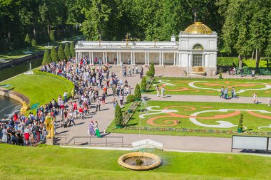 Peterhof pınarlarına yaz aylarında ünlü Park