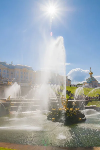 Peterhof pınarlarına yaz aylarında ünlü Park