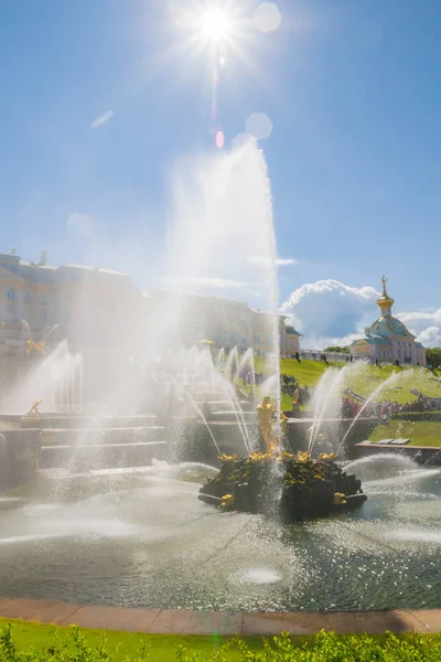 The famous Park of fountains in Peterhof in the summer — Stock Photo, Image