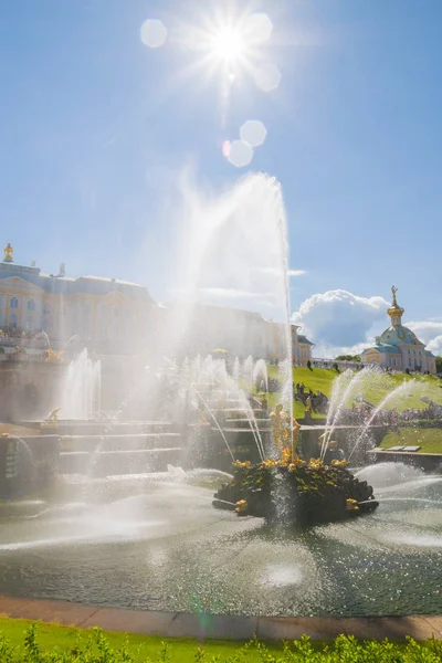 Peterhof pınarlarına yaz aylarında ünlü Park