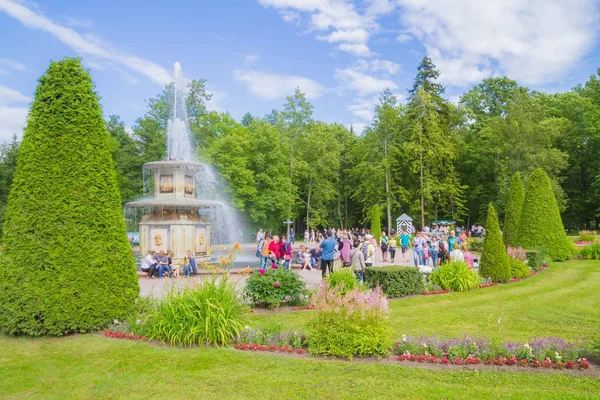 Le célèbre parc des fontaines de Peterhof en été — Photo