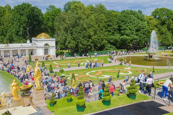 Peterhof pınarlarına yaz aylarında ünlü Park