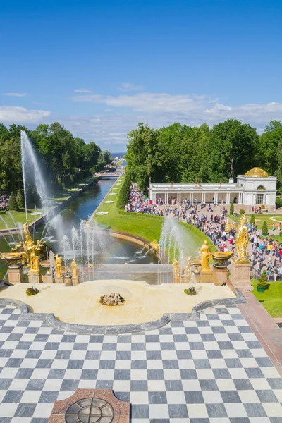 The famous Park of fountains in Peterhof in the summer — Stock Photo, Image