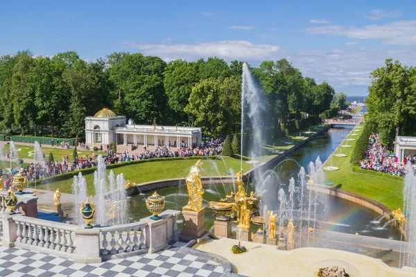 The famous Park of fountains in Peterhof in the summer — Stock Photo, Image