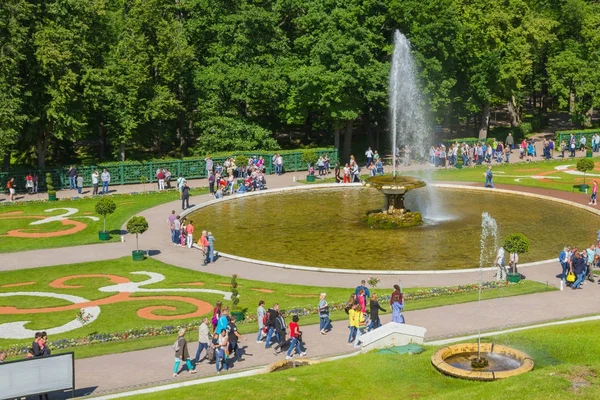 The famous Park of fountains in Peterhof in the summer — Stock Photo, Image