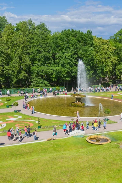 Peterhof pınarlarına yaz aylarında ünlü Park
