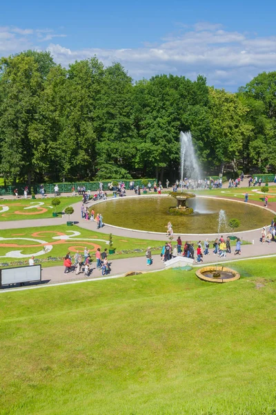 El famoso parque de fuentes en Peterhof en el verano — Foto de Stock