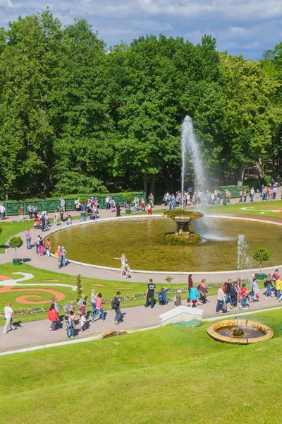 Le célèbre parc des fontaines de Peterhof en été — Photo