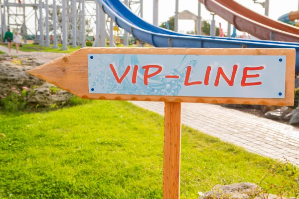 Placa con la inscripción Vip line en el parque acuático — Foto de Stock