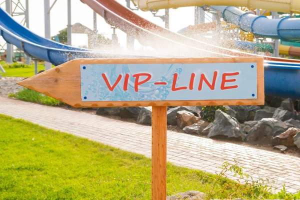 Placa con la inscripción Vip line en el parque acuático — Foto de Stock