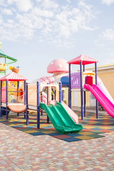 Un parque infantil con toboganes en verano — Foto de Stock
