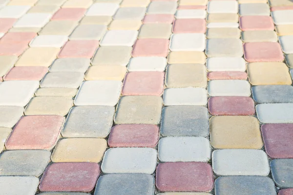 Lajes de pavimentação na forma de tijolos coloridos — Fotografia de Stock