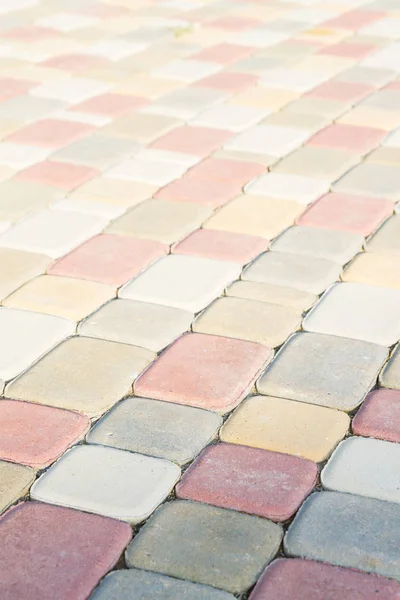 Lajes de pavimentação na forma de tijolos coloridos — Fotografia de Stock