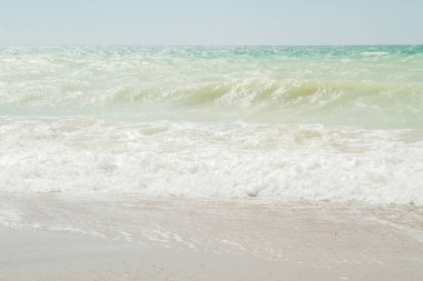 Deniz kıyısında yaz güneşli bir gün