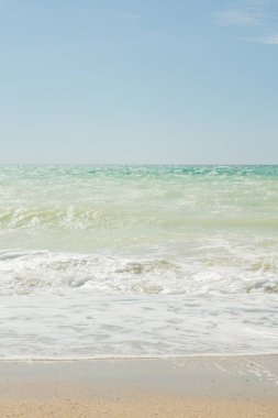 Deniz kıyısında yaz güneşli bir gün