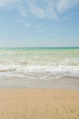 Deniz kıyısında yaz güneşli bir gün