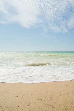 Deniz kıyısında yaz güneşli bir gün