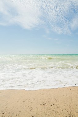 Deniz kıyısında yaz güneşli bir gün