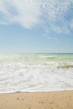 Deniz kıyısında yaz güneşli bir gün