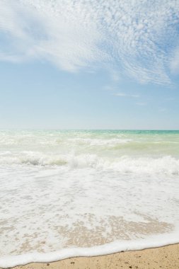 Deniz kıyısında yaz güneşli bir gün