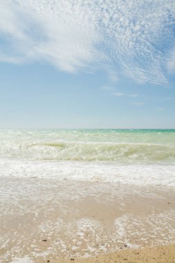 Deniz kıyısında yaz güneşli bir gün