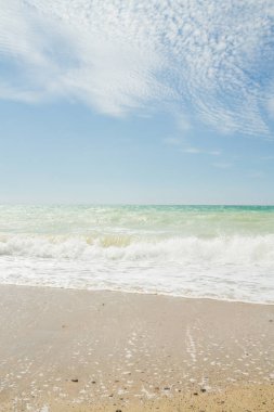 Deniz kıyısında yaz güneşli bir gün